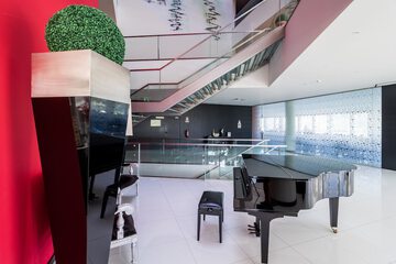 Lobby lounge
