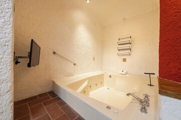 Private spa tub