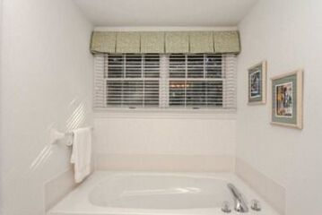 Deep Soaking Bathtub