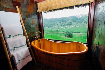 Deep soaking bathtub