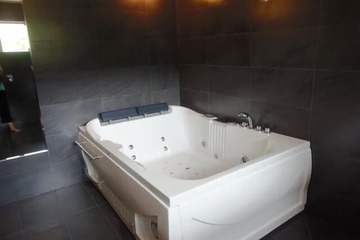 Deep soaking bathtub