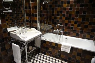 Deep soaking bathtub