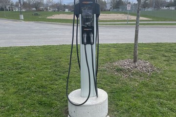 Electric vehicle charging station