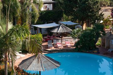 Poolside bar