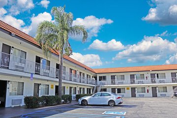Hawthorne Plaza Inn