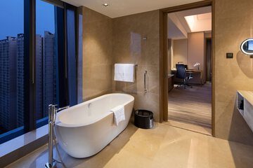 Deep soaking bathtub