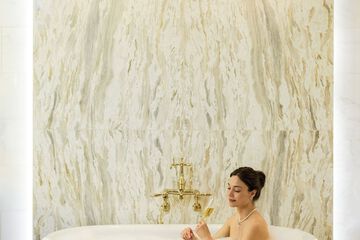 Deep soaking bathtub