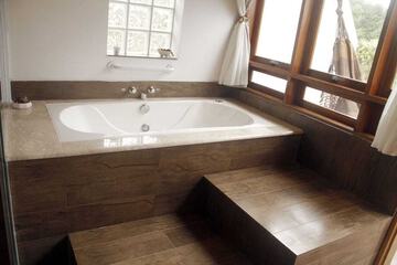 Deep soaking bathtub