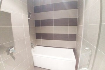 Deep soaking bathtub