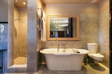 Deep soaking bathtub