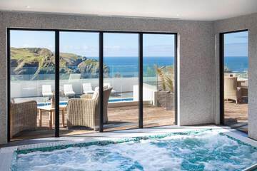 Indoor spa tub