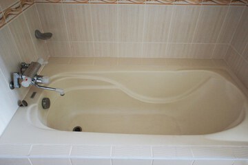Deep soaking bathtub