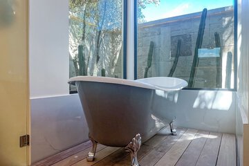Deep soaking bathtub