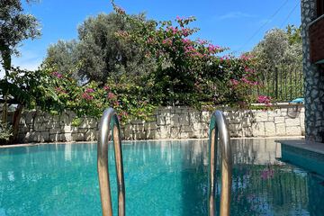 Poolside bar
