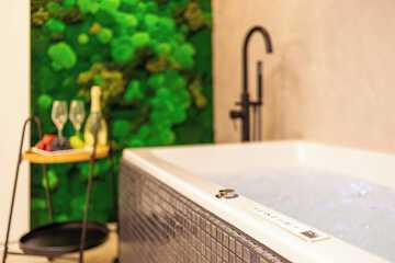 Deep soaking bathtub