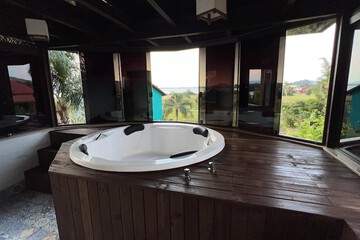 Private spa tub