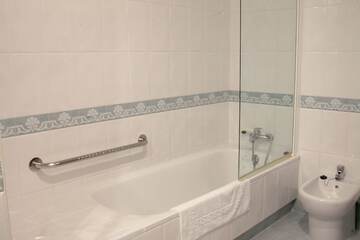 Deep soaking bathtub