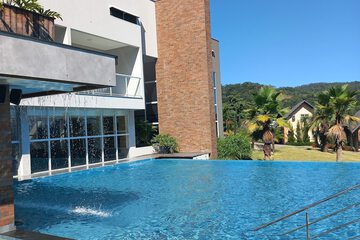 Pool waterfall