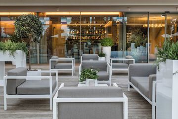 Lobby lounge