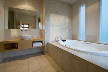 Indoor spa tub