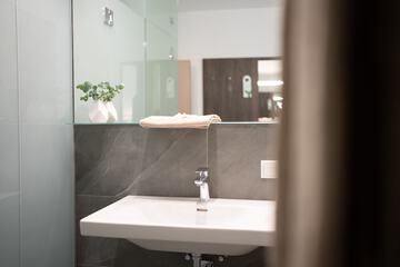 Bathroom sink
