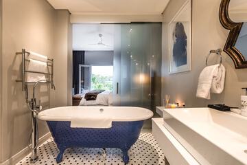 Deep soaking bathtub