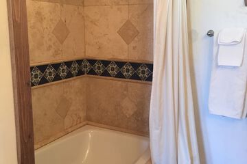 Deep soaking bathtub