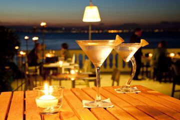Swim-up bar