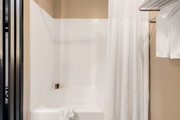 Deep soaking bathtub