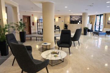 Lobby lounge