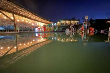 Swim-up bar