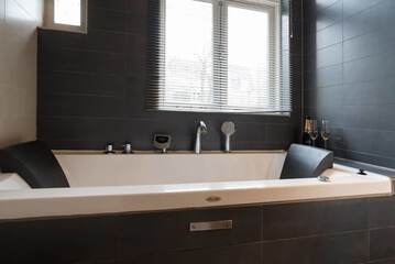 Jetted tub