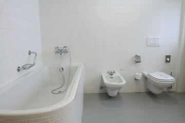Deep soaking bathtub