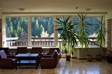 Lobby lounge