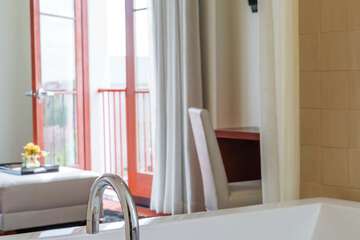 Deep soaking bathtub