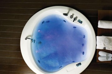 Indoor spa tub