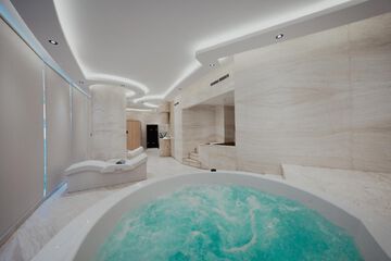 Indoor spa tub