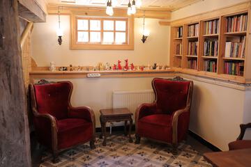 Lobby lounge