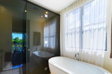 Deep Soaking Bathtub