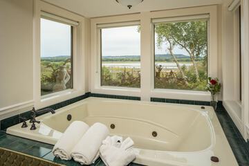 Private spa tub