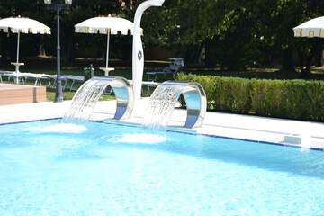 Pool waterfall