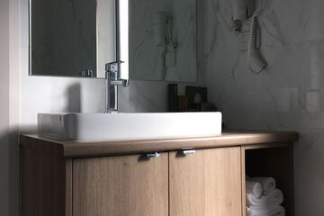 Bathroom sink
