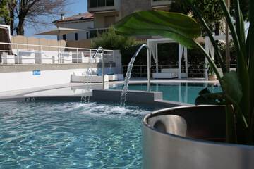 Pool waterfall