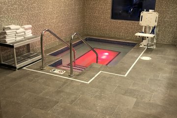 Indoor spa tub