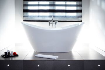 Deep soaking bathtub