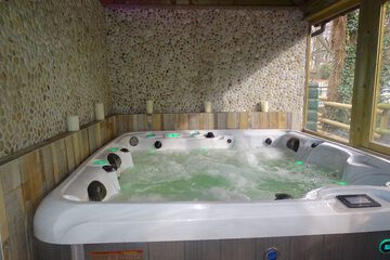 Indoor spa tub