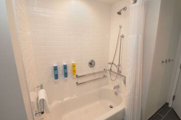 Deep soaking bathtub