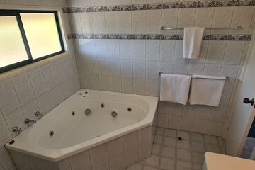 Indoor spa tub