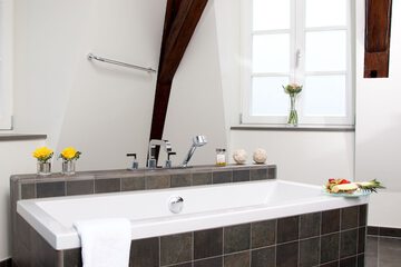 Deep soaking bathtub
