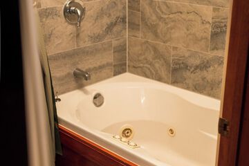 Jetted tub